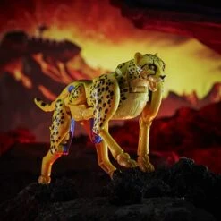 HASBRO TRANSFORMERS WAR FOR CYBERTRON KINGDOM : DELUXE CLASS CHEETOR – 14 CM -Toy Series Store 71aDX88jCTL. AC SX679
