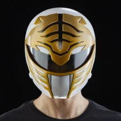 HASBRO 1/1 POWER RANGERS CASCO DELUXE WHITE RANGER -Toy Series Store E6781 DAD Life F19 PRG LcMmprWhiteRangerHelmet 0089 Online 300DPI 1024x1024